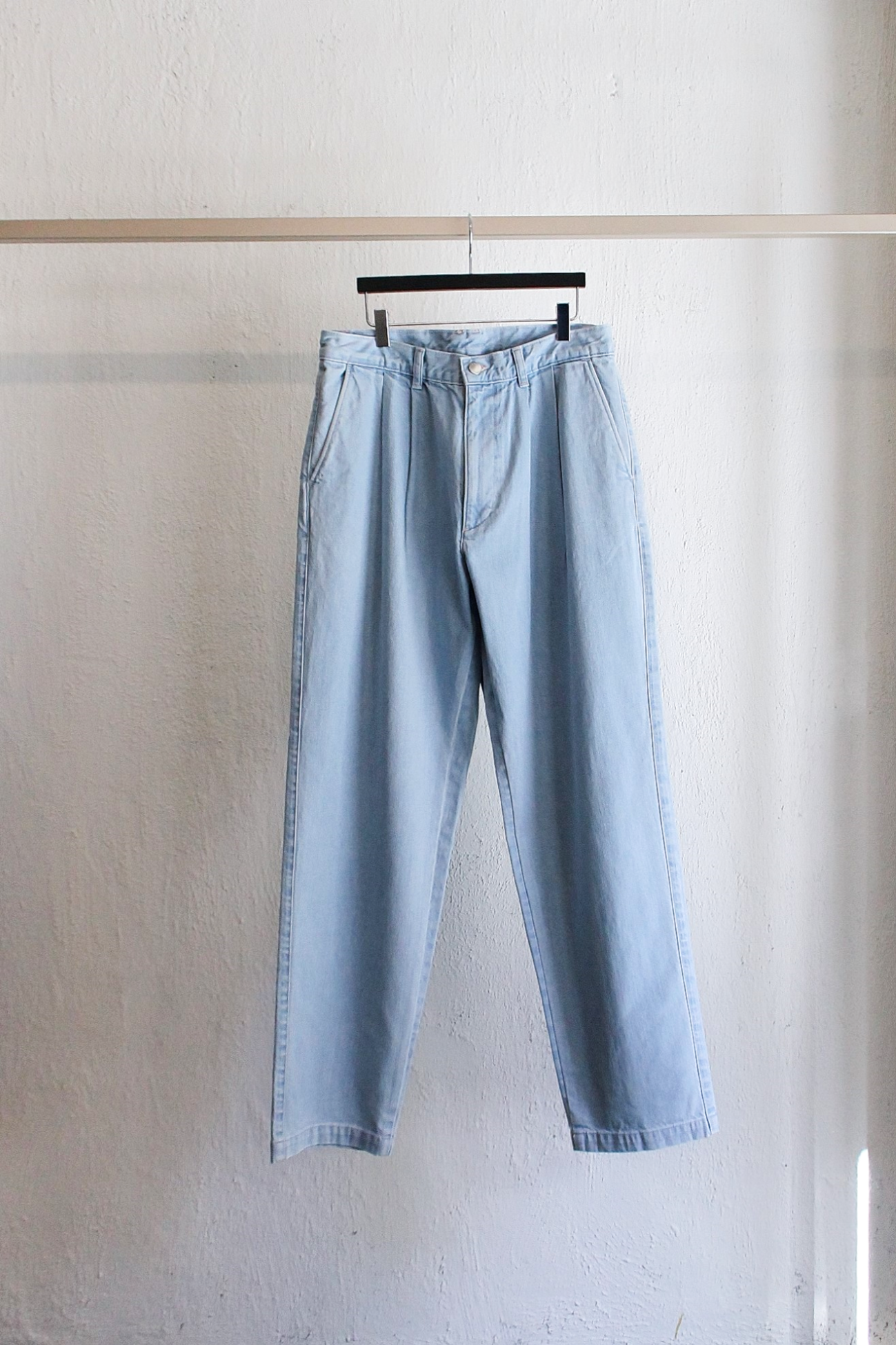 [E.TAUTZ] Pleated Jeans – Heavy Wash Light Denim