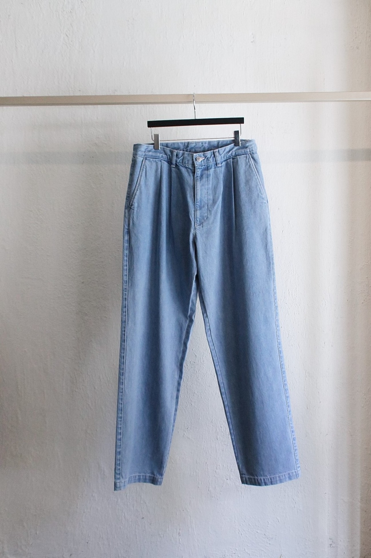 [E.TAUTZ] Pleated Jeans – Heavy Wash Denim
