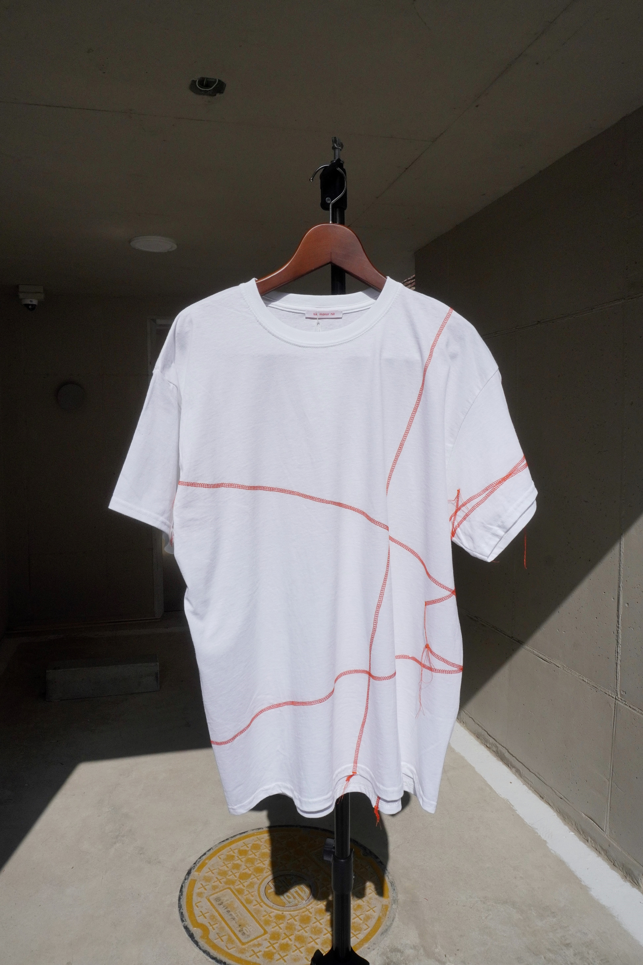 [S.K. MANOR HILL] Cover Stitch T-Shirt – White Cotton w Orange Stitch
