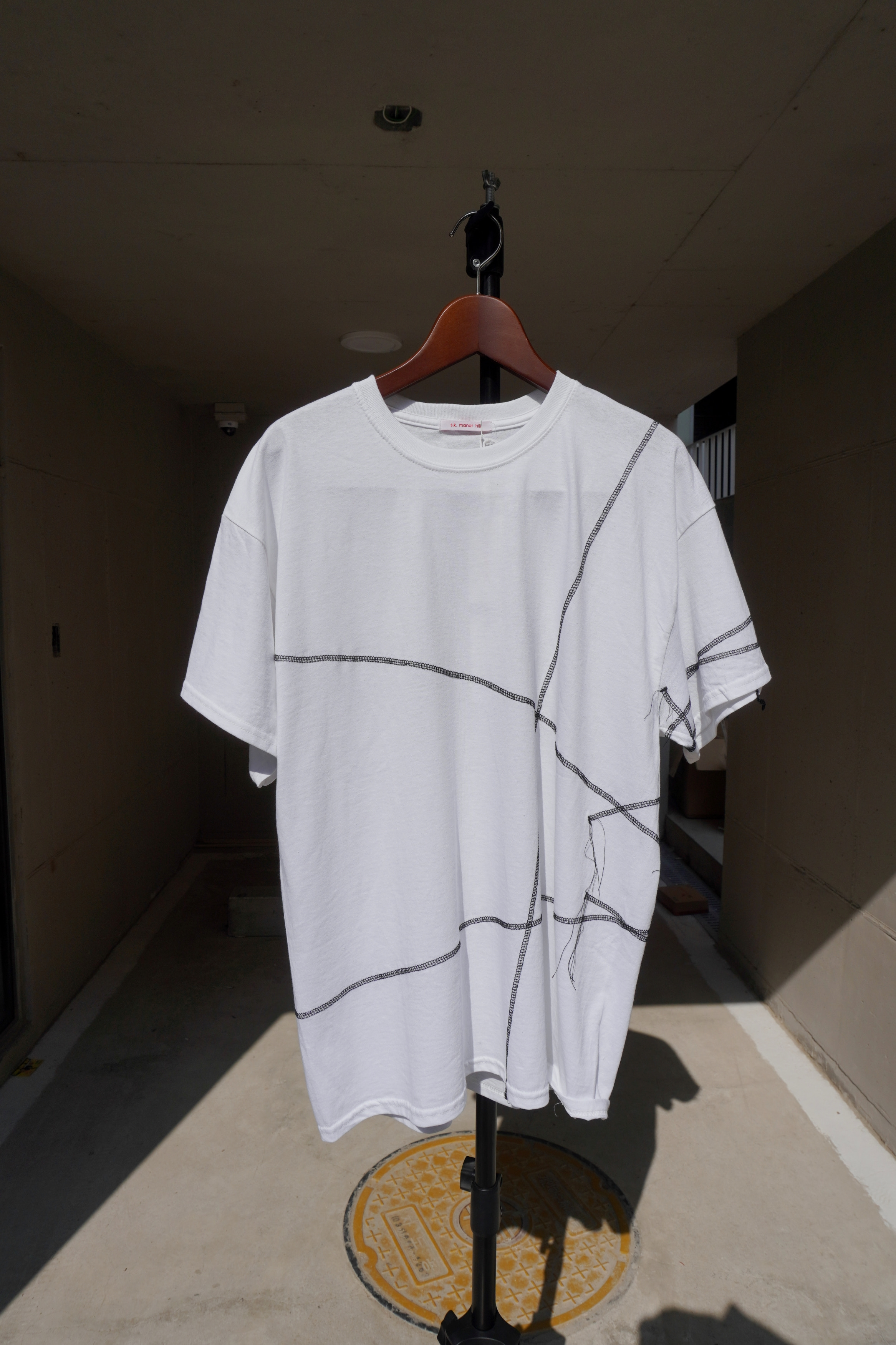 [S.K. MANOR HILL] Cover Stitch T-Shirt – White Cotton w Black Stitch